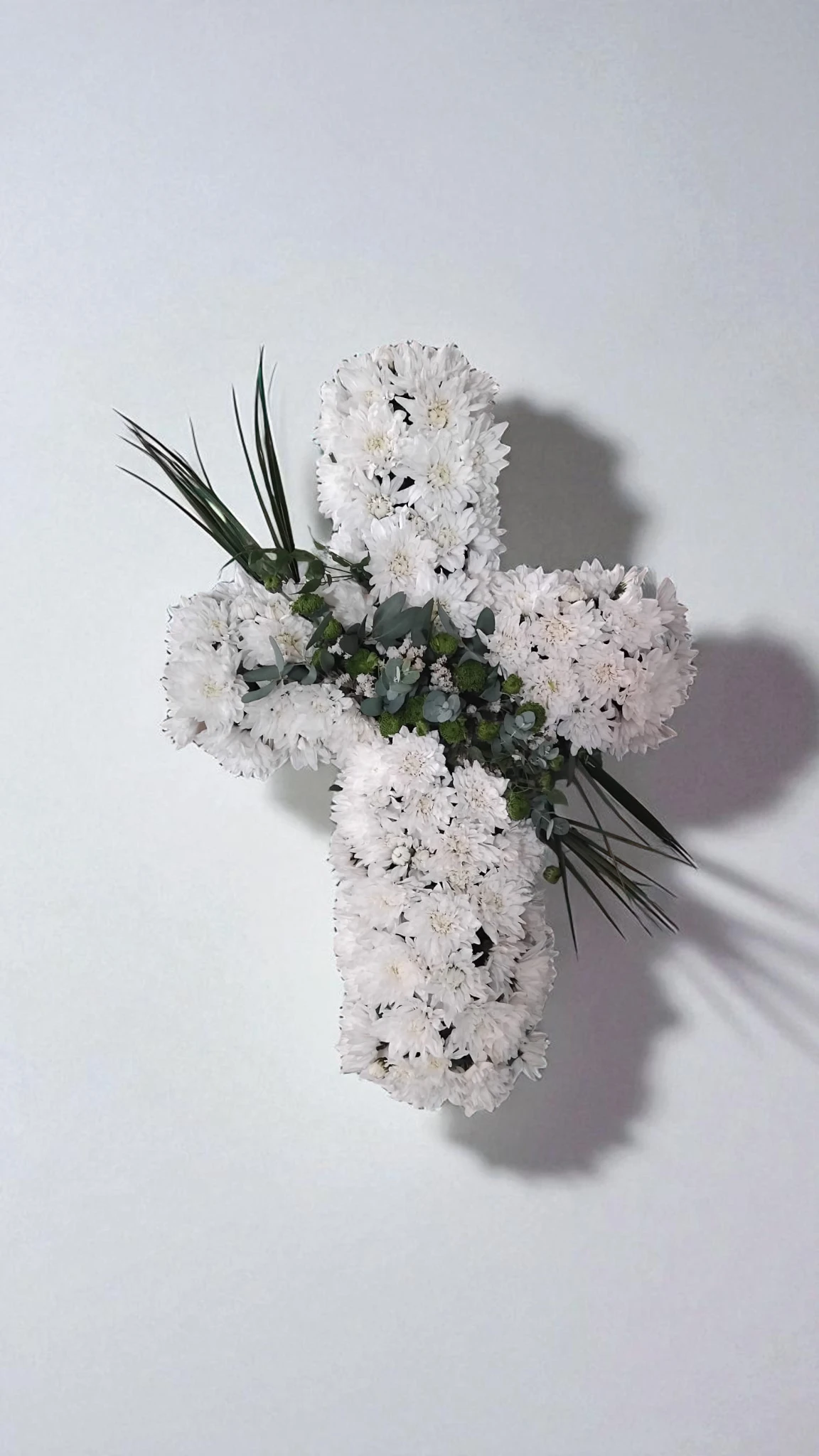 Cruce funerara din flori albe si verdeata naturala A20