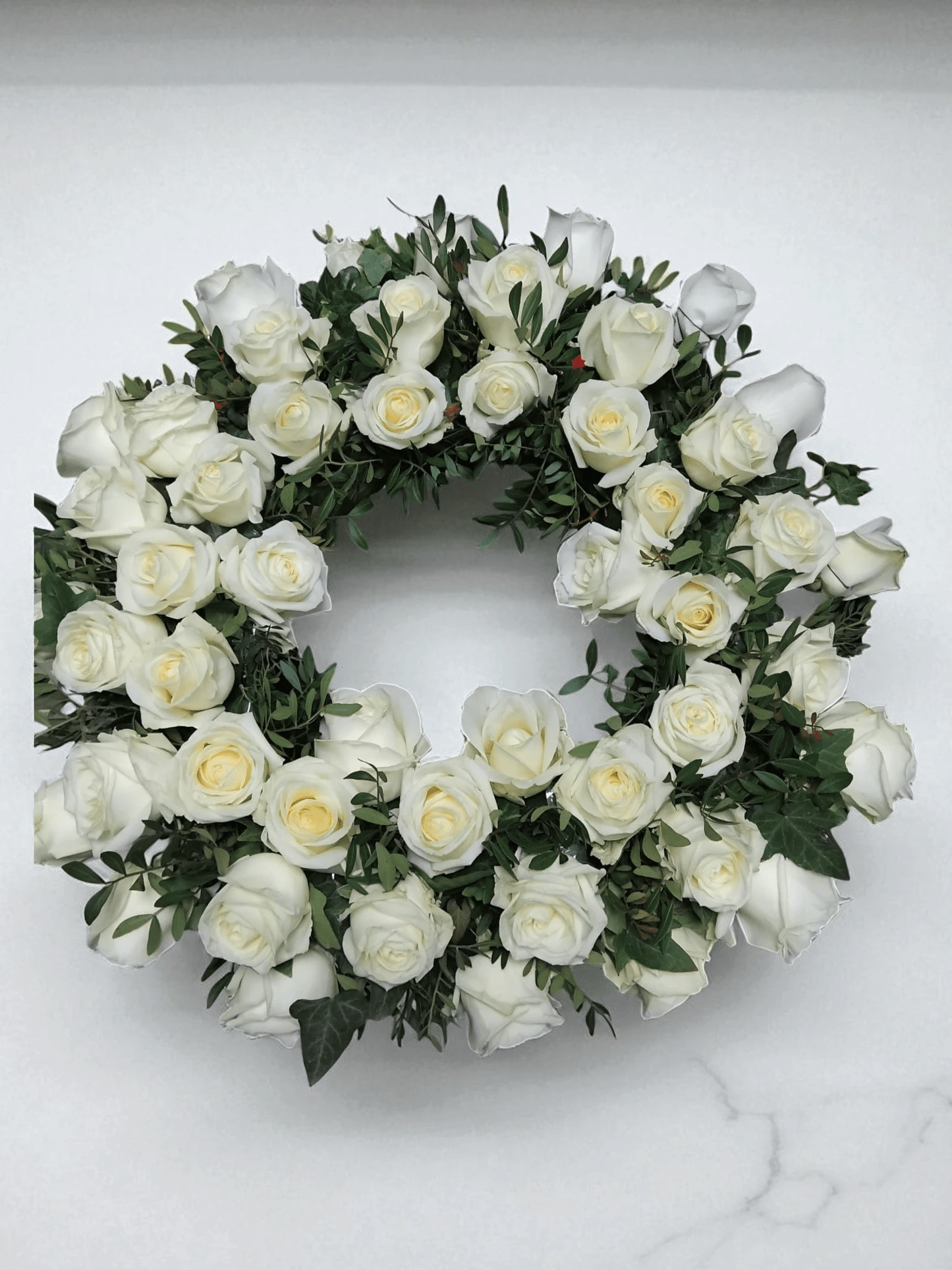 coroana funerara rotunda din trandafiri albi si frunze