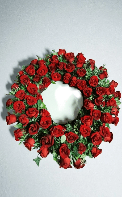 coroana rotunda din trandafiri rosii si frunze decorative