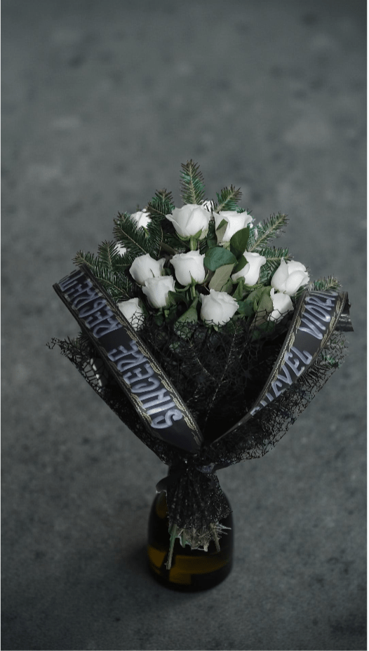Buchet funerar din trandafiri albi si brad 