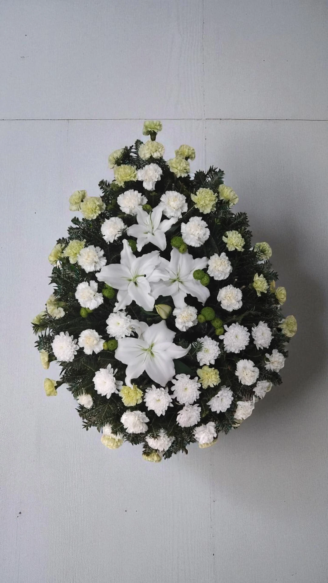 Coroana Funerară cu Crini Albi , Garoafe Galbene si albe A1