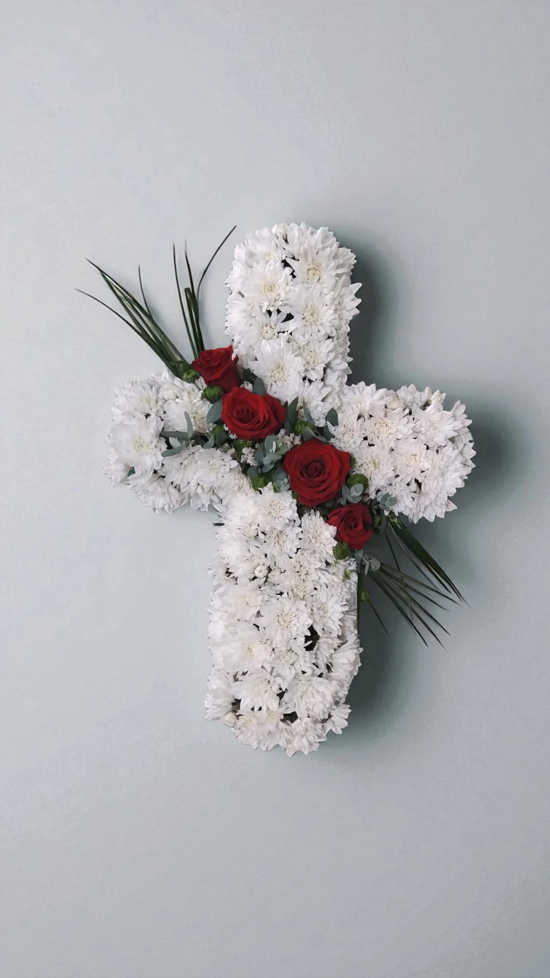 Cruce funerara din crizantema alba si trandafiri rosii A21