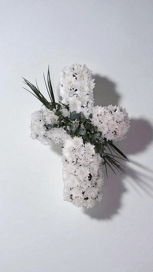 Cruce funerara din flori albe si verdeata naturala A20