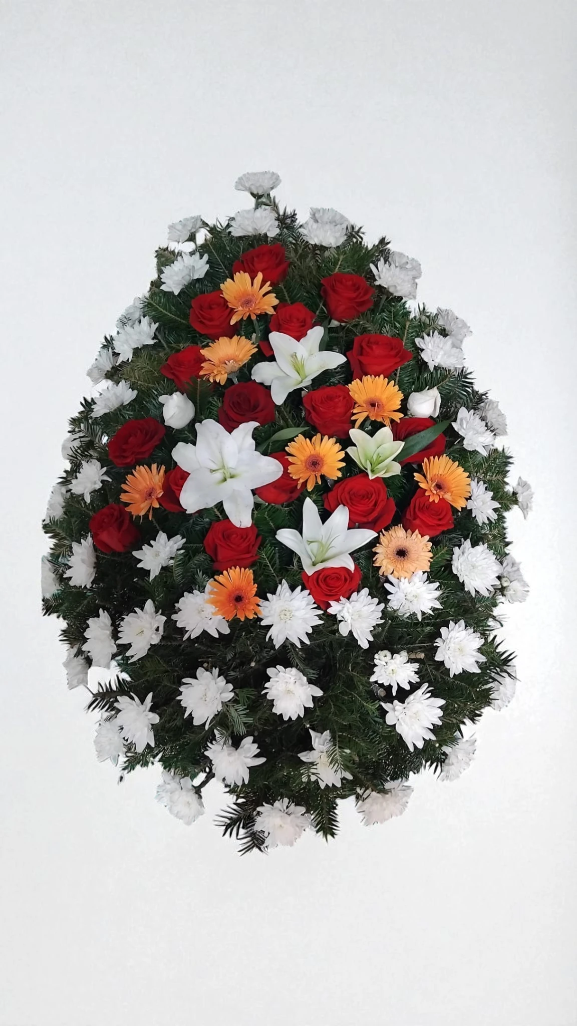 Coroana Funerara cu Trandafiri Rosii, Crini Albi si Gerbera Portocalii A5