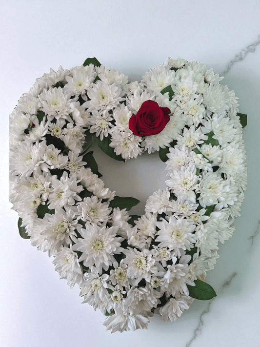 Coroana funerara inima alba cu un trandafir rosu A16 - Coroane Memoriale