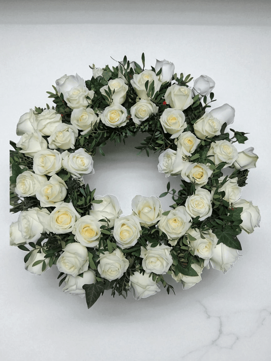 coroana funerara rotunda din trandafiri albi si frunze 