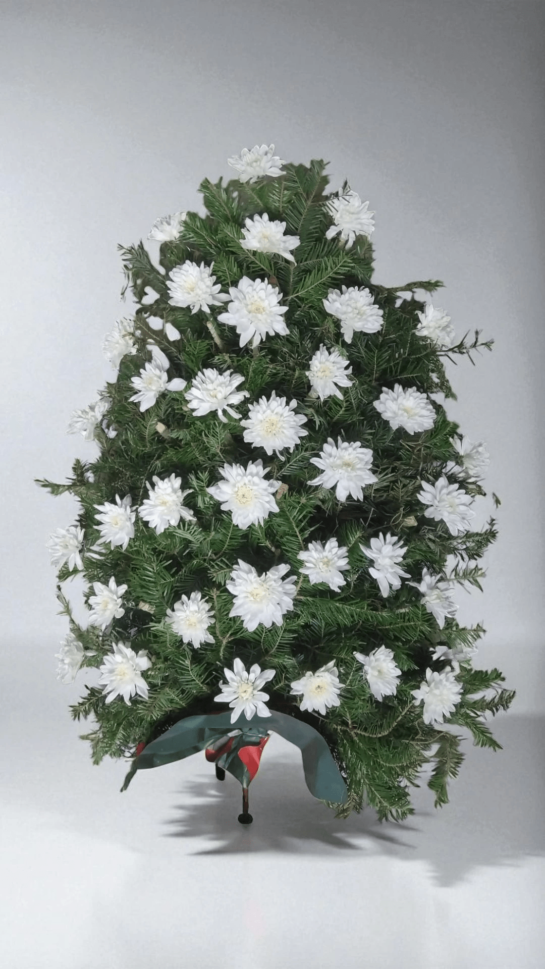 Jerba funerara cu crizanteme albe si brad natural B6 - Coroane Memoriale
