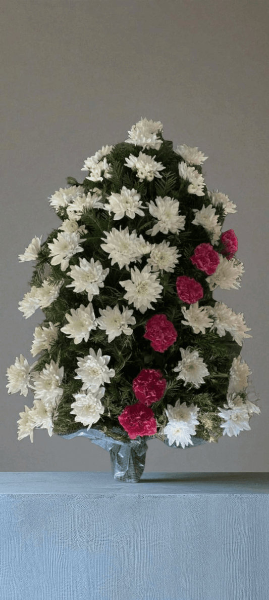 Jerba funerara cu crizanteme albe si garoafe roz – aranjament funerar brad natural